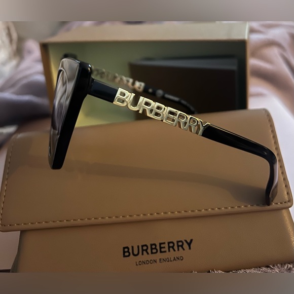 Burberry NEVER WORN cat eye sunglasses - Picture 3 of 9